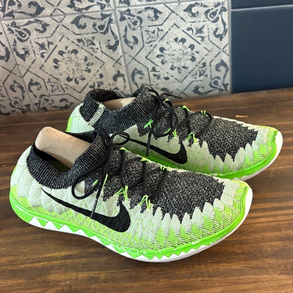 Nike Lime Green and Black Sneakers - Picture 1 of 6